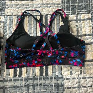 Woman’s lululemon sports bra